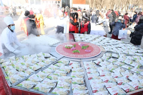 冬至节宁夏银川市民聚齐享百人饺子宴