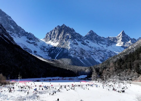 四川毕棚沟冰雪世界: 游客乐享雪地乐趣