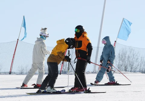 宁夏泾源冬季滑雪场火热，民众体验冰雪运动激情