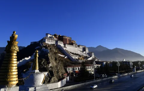 布达拉宫清晨美景：新年第一日的神圣氛围