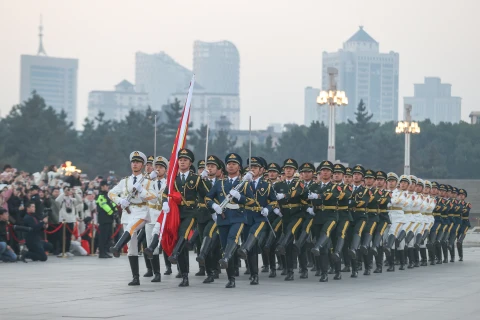 江西南昌八一广场举行元旦升旗仪式