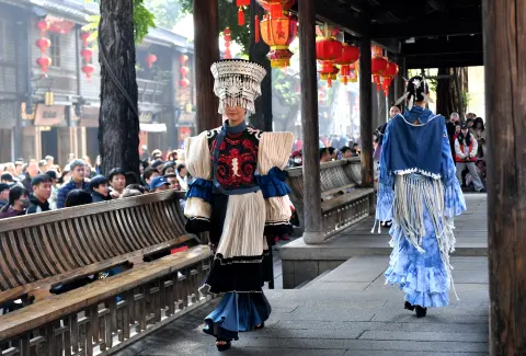 福建福州：古街华服快闪迎新年