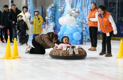 西宁冰上乐园：亲子共享冰上保龄球和冰壶乐趣