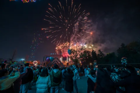 贵阳市民喜迎新年 烟花秀点亮夜空