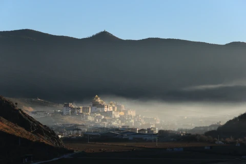 云南香格里拉冬季旅游火热：体验滑雪和观鸟的乐趣