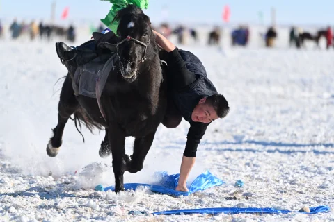 内蒙古锡林郭勒：冬日雪原上的跑马拾哈达比赛