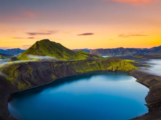 Descubriendo la magia del amanecer: un paisaje sereno y dorado