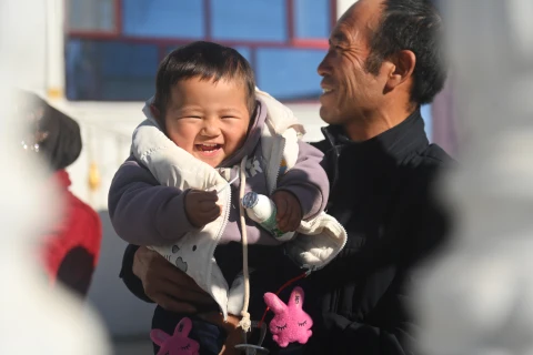 甘肃积石山“地震宝宝”即将迎来一周岁