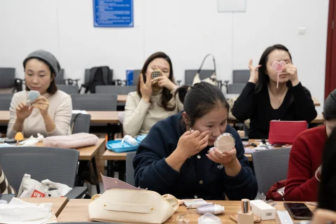 浙江杭州青年夜校火热开课，美妆课程最受欢迎