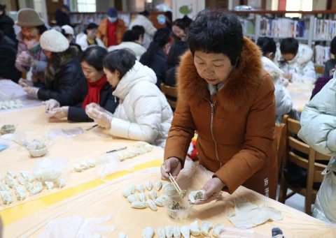 冬至将至，宁夏银川市民忙碌包年饺子