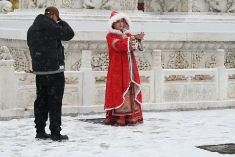 呼和浩特迎来降雪降温天气