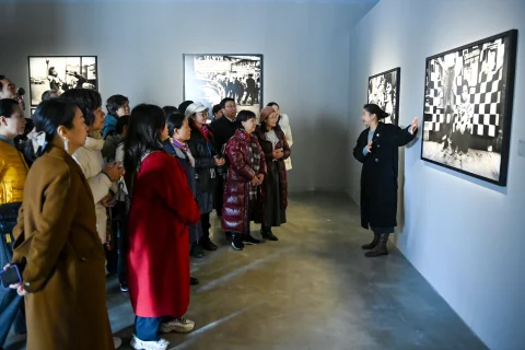 成都“镜头三重奏”摄影展开幕 32幅作品呈现中法艺术交流