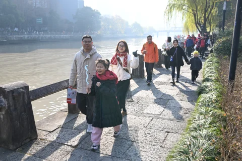 2025杭州新年祈福走运大会开启，民众沿着大运河“走运”迎新年