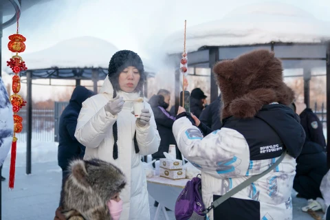 黑龙江嘉荫：民众-30℃室外吃饺子 过冬至