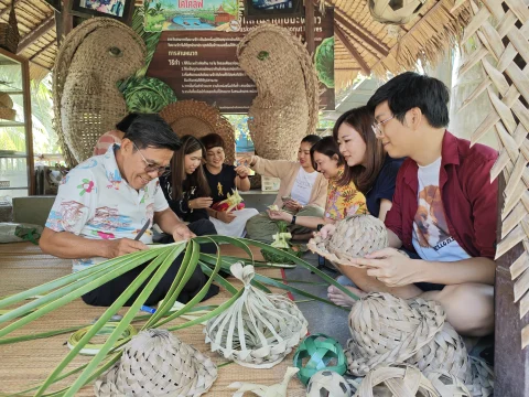 元旦假期泰国乡村旅游爆红，游客蜂拥而至体验椰子编织和传统手工艺