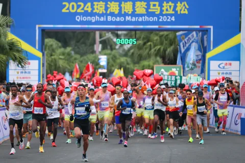 2024琼海博鳌马拉松赛事开跑，近万名跑者驰骋博鳌亚洲论坛