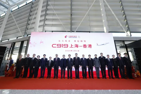 中国国产大型客机C919开通沪港定期航班，再创新航程