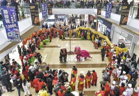 新疆乌鲁木齐“瑞雪丰年”传统社火展演活动吸引市民观众