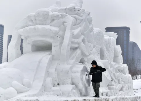 乌鲁木齐首届冰雪大庙会即將开幕：大型雪雕初现雏形