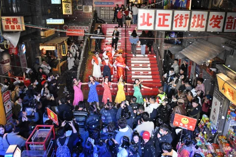 2025元旦迎新：湖南长沙文和友举办怀旧跨年活动，人工造雪伴随歌舞