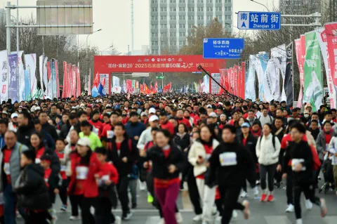 河北民众以健身长跑迎接新年：2万余名爱好者参与2025石家庄市第50届元旦长跑活动