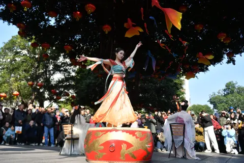 福建福州新年贺岁：三坊七巷文艺快闪惊艳开场