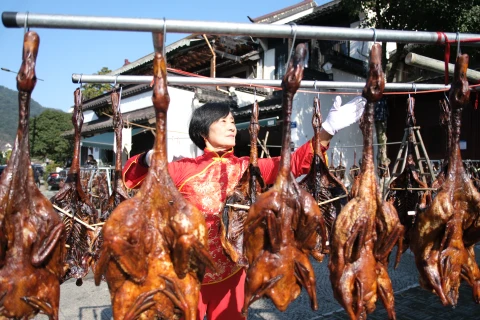 浙江杭州举办“晒冬”市集，展现浓浓年味