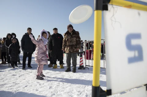 宁夏银川启动冰雪季 市民纷享雪地乐趣