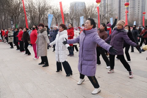 青海海东市举办万人徒步比赛_activities激发市民户外运动热情