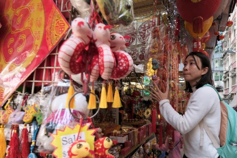 香港市民选购特色节庆商品迎接乙巳蛇年