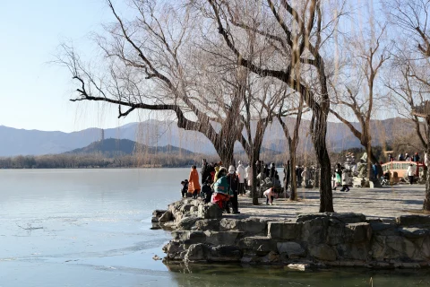 冬至日北京颐和园引游人