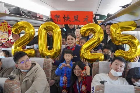 郑州高铁欢庆新年：乘务员与旅客联手迎接2025