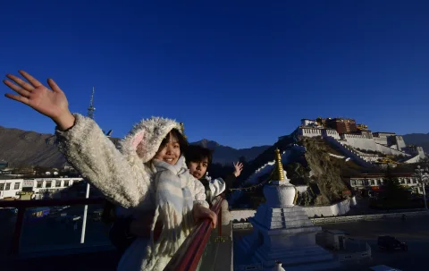 西藏拉萨迎接新年第一缕阳光 旅游打卡新风尚